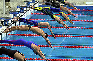 The men\'s 100m freestyle swimmers start. AAP Image/Julian Smith