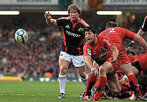 Bryon Kelleher, right, of Toulouse passes the ball in front of Jerry Flannery of Munster during their Heineken Cup final match between Toulouse and Munster at the Millennium Stadium in Cardiff, Wales, Saturday, May 24, 2008. AP Photo/Remy Gabalda 