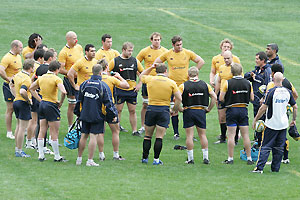 Wallabies coach Robbie Deans talks to the team during the Wallabies Captains run in Sydney on Friday, July 25, 2008. AAP Image/Jenny Evans