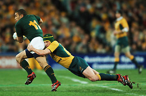 Springboks Bryan Habana looks to get a pass away as the Wallabies Matt Giteau tackles him to the ground during the Australia v South Africa Rugby test at Telstra Stadium, Sydney, Saturday, August 5, 2006. AAP Image/Dean Lewins