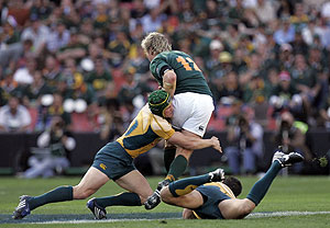 South Africa\'s Jean de Villiers, center, attacks as Australia\'s Matt Giteau, left, and Timana Tahu, right, defend during the Tri-Nations rugby match at the Coca-Cola Park in Johannesburg, South Africa, Saturday Aug. 30, 2008. South Africa beat Australia by 53-8. AP Photo/Themba Hadebe