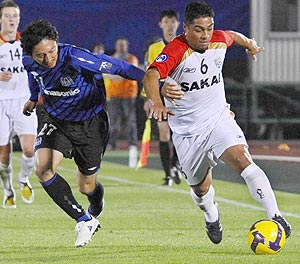 Brazilian defender Cassio of Australia's Adelaide United, right, is charged by Hideo Hashimoto of Japan's Gamba Osaka in the first leg of the Asian Champions League final in Osaka, western Japan, Wednesday, Nov. 5, 2008. Gamba Osaka defeated Adelaide United 3-0. AP Photo/Kyodo News