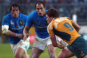 Australia's Luke Burgess, right, feeds the ball as Italy's Sergio Parisse, center, and Mauro Bergamasco, left, look on during the international rugby match at the Euganeo stadium in Padua, Italy, Saturday, Nov. 8, 2008. Australia defeated Italy 30-20. (AP Photo/Felice Calabro')