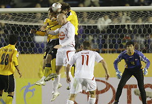 Iran's Sepahan defender Mohsen Bengar, second left, and New Zealand's Waitakere United defender Neil Emblen of England, third left, go up for a header during their opening soccer at the FIFA Club World Cup in Tokyo, Friday, Dec. 7, 2007. Sepahan won 3-1. AP Photo/Shuji Kajiyama