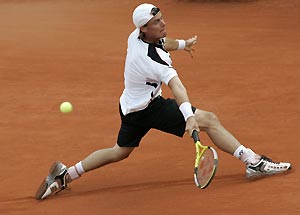 Australia's Lleyton Hewitt returns the ball to defending champion Spain's Rafael Nadal during their fourth round match of the French Open tennis tournament at the Roland Garros stadium in Paris, Monday, June 4, 2007. AP Photo/Francois Mori