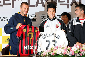 British soccer superstar David Beckham (L) swaps jerseys with Lee Eul-yong (C), a midfielder of the Korean professional club FC Seoul, at a press conference in Seoul on Feb. 27 that was held to give details on a friendly between Beckham's Los Angeles Galaxy and the FC Club. AAP Image/Yonhap News Agency