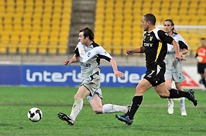 Melbourne Victory's Sebastian Ryall out runs Wellington Phoenix's Leo Bertos during the A-League pre-season final at Westpac Stadium in Wellington, New Zealand, Wednesday, Aug. 6, 2008. AAP Image/NZPA, Ross Setford