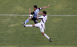 Sydney's Mark Bridge (left) and Perth's Jamie Harnwell in action during Round 16 of the Hyundai A-League between Sydney FC and Perth Glory in Sydney, Sunday, Dec. 21, 2008. Perth won 4-1. AAP Image/Jenny Evans