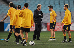 Socceroo's coach Pim Verbeek chats with Harry Kewell during a training session at ANZ Stadium, Sydney, Thursday, June 19, 2008. The Socceroo's take on China in a World Cup qualifying match this Sunday, June 22. AAP Image/Dean Lewins