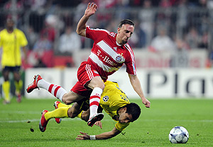 FC Barcelona player Dani Alvez of Brazil, right, duels for the ball with Bayern Munich player Franck Ribery, from France, during their Champions League quarterfinal second leg soccer match between Bayern Munich and FC Barcelona in Munich, southern Germany, on Tuesday, April 14, 2009. AP Photo/Manu Fernandez