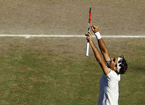 Roger Federer of Switzerland acknowledges the crowd after defeating Andy Roddick of U.S. in the men's final match on the Centre Court at Wimbledon, Sunday, July 5, 2009. (AP Photo/Julian Finney, pool)