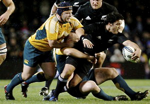 New Zealand's Piri Weepu looks to offload the ball under pressure from Australia's Benn Robinson (left) and Stephen Moore in the first Tri-Nations rugby test of the year, Eden Park, Auckland, New Zealand, Saturday, July 18, 2009. (AAP Image/NZPA, Ben Campbell) 