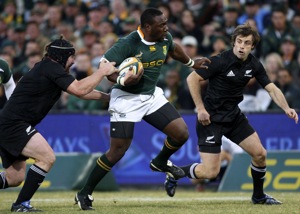 New Zealand All Blacks Andrew Hore, left, and Conrad Smith, right, tackle South Africa's Tendai Mtawarira, center, during their Tri Nations rugby match in Bloemfontein, South Africa, Saturday, July 25, 2009. (AP Photo/Str)