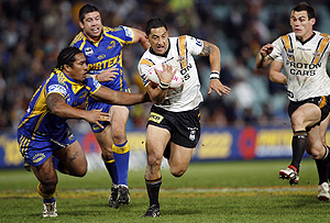 Benji Marshall of the Wests Tigers (centre) in action during their NRL Round 14 match against the Parramatta Eels. AAP Image/Action Photographics, Renee McKay