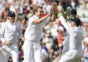 England's Stuart Broad, centre, celebrates with teammates the wicket of Australia's Brad Haddin on the second day of the fifth cricket test match between England and Australia at The Oval cricket ground in London, Friday, Aug.21, 2009. AP Photo/Kirsty Wigglesworth
