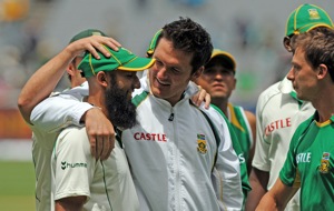 South African captain Graeme Smith congratulates batsman Hashim Amla after they beat Australia by 9 wickets, in the last day of the Second Test, at the MCG in Melbourne, Tuesday Dec. 30, 2008. (AAP Image/Joe Castro) 