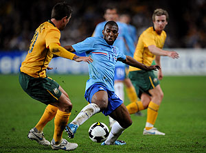 Australia's Harry Kewell (left) competes for the ball with Eljero Elia of the Netherlands during the Socceroos v Netherlands soccer match at the Sydney Football Stadium in Sydney, Oct. 10, 2009. The teams drew 0-0. AAP Image/Paul Miller