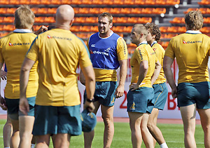 Australia's Wallabies captain Rocky Elsom, cenetr, along with his teammates take a short break during the team's practice session at the National Stadium in Tokyo, Friday, Oct. 30, 2009, a day before the Bledisloe Cup rugby match against New Zealand's All Blacks. AP Photo/Shuji Kajiyama