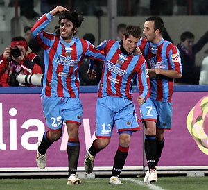 Catania's players from left, Jorge Martinez, of Uruguay, Mariano Izco, of Argentina, and Giuseppe Mascara celebrate. AP Photo/Francesco Pecoraro
