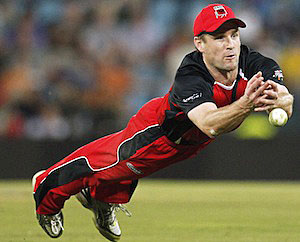 South Australia Redbacks fielder Daniel Harris drops a catch.