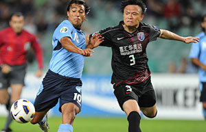 Nicky Carle fights for the ball from Xin Feng