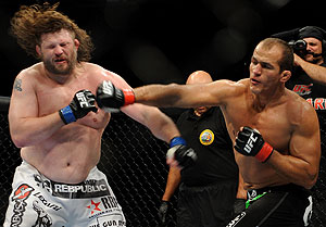 UFC Dos Santos hits Roy Nelson in heavyweight battle