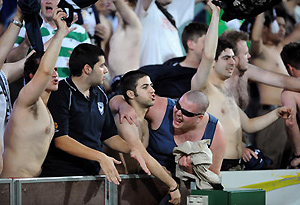 Melbourne Victory supporters. AAP Image/Paul Miller