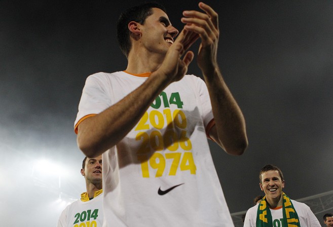 Tomas Rogic of the Socceroos takes a victory lap with his team mates. (Photo: Paul Barkley/LookPro)