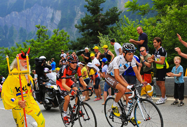 Christophe Riblon (nAg2r-La Mondiale) attacks Tejay van Garderen (BMC) on Stage 18 of the Tour de France (Image: Sky).