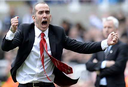 Paolo di Canio celebrates a Sunderland goal as Alan Pardew looks on.
