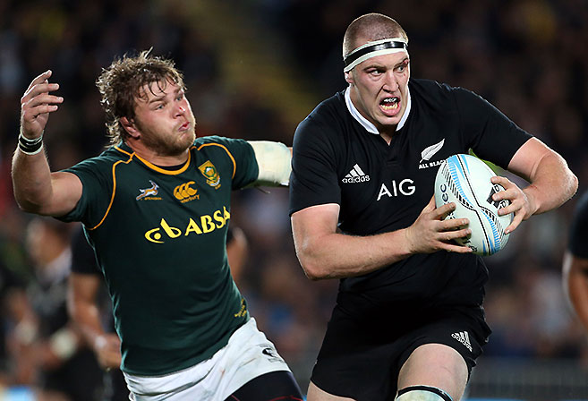 Duane Vermeulen of South Africa (L) tries to tackie Brodie Retallick of New Zealand (R) during the Rugby Championship Test rugby union match between the New Zealand All Blacks and South Africa Springboks at Eden Park in Auckland on September 14, 2013. New Zealand won 29-15. AFP PHOTO / Michael Bradley