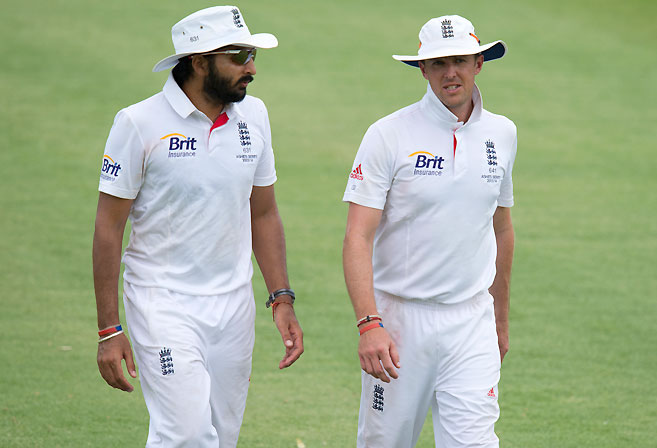 England spin bowlers Monty Panesar (left) and Graeme Swann. (AAP Image/Dave Hunt)