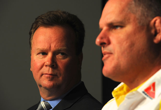 Ewen McKenzie (right) with Australian Rugby Union CEO Bill Pulver. (AAP Image/Dean Lewins)