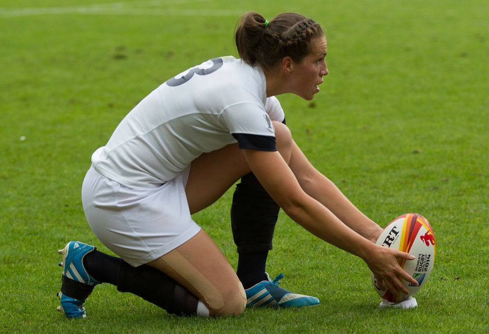 England's Emily Scarratt lines up for goal. Photo: JPS Photo 2014.