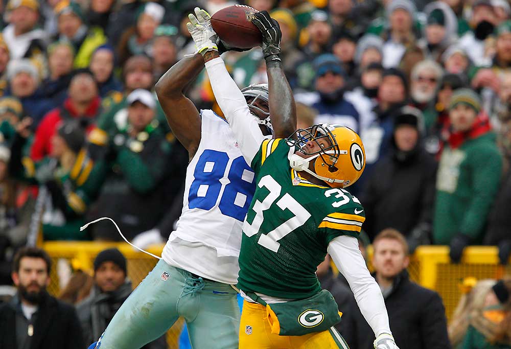 Dallas Cowboys wide receiver Dez Bryant (88) catches a pass against Green Bay Packers cornerback Sam Shields