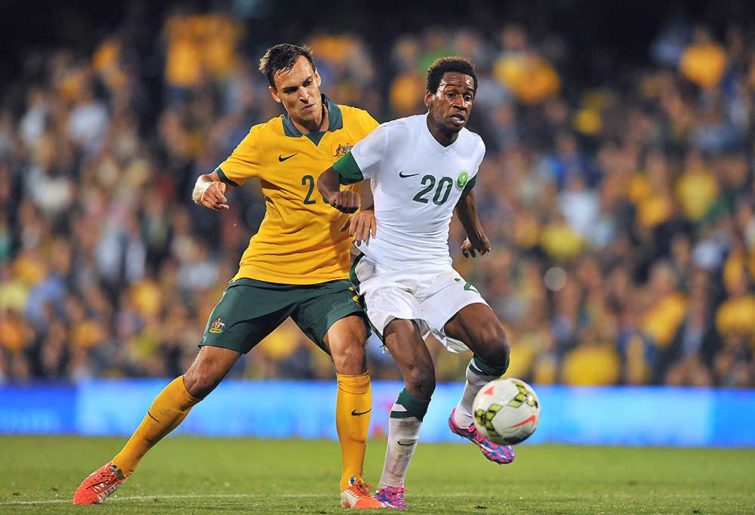 Saudi Arabia's defender Mukhtar Fallatah (R) vies with Australia's defender Trent Sainsbury
