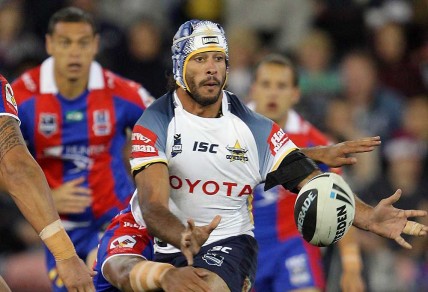 Johnathan Thurston tackled by Newcastle Knights