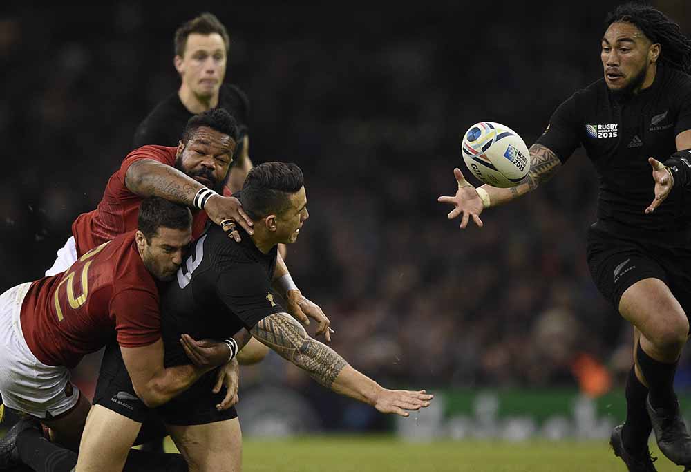 New Zealand's centre Ma'a Nonu (R) collects a pass from New Zealand's centre Sonny Bill Williams