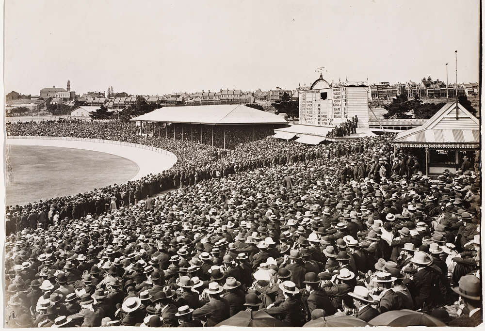 Spectators on the hill at the SCG