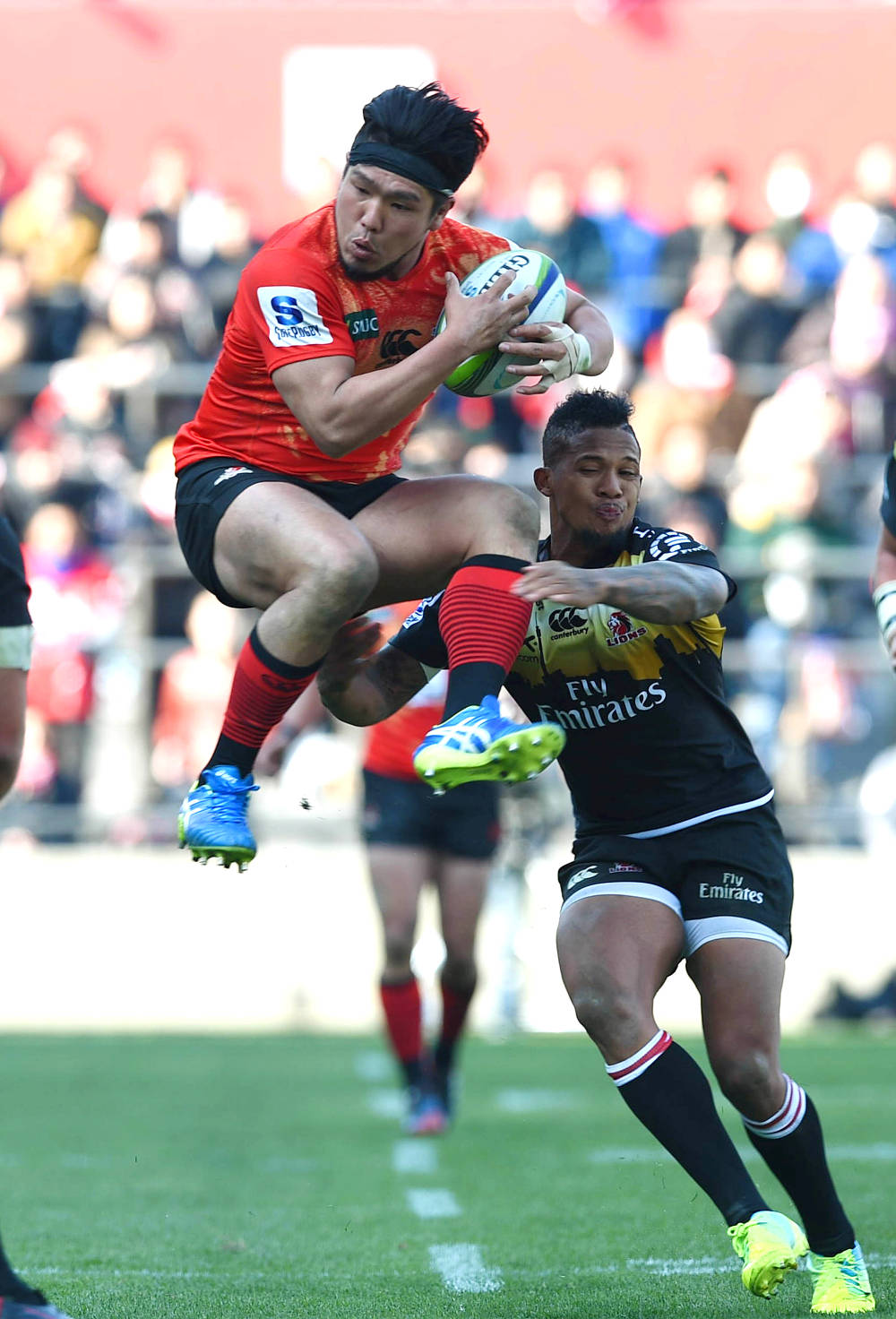 Sunwolves captain Shota Horie catches rugby