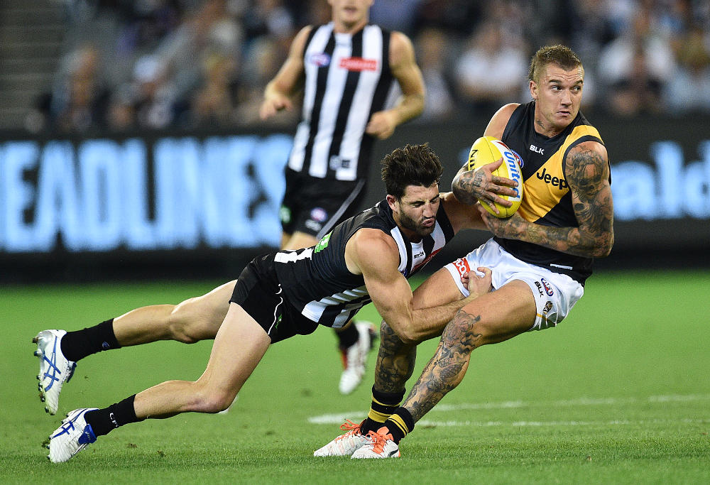 Collingwood Magpies player Alex Fasolo (left) and Richmond Tigers player Dustin Martin contest in round two of the AFL at the MCG in Melbourne, Friday, April 1, 2016.(AAP Image/Julian Smith)