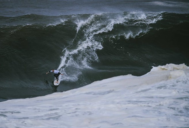 Richie Vaculik surfs Red Bull Cape Fear