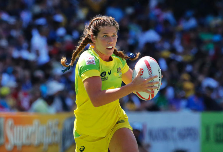 Australian rugby 7s player Charlotte Caslick runs the ball at the Sydney 7s