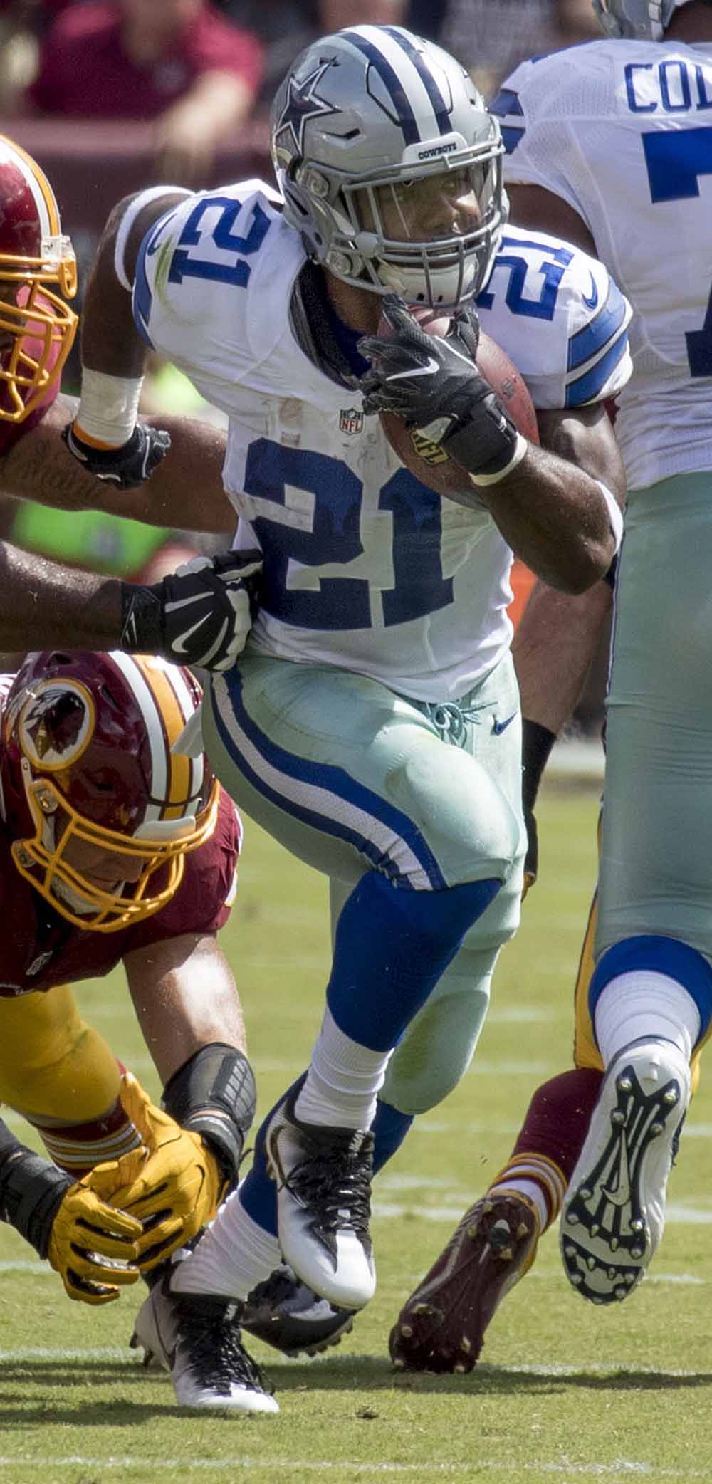 Ezekiel Elliott playing for the Dallas Cowboys in the NFL. By Keith Allison - https://www.flickr.com/photos/keithallison/29150185404, CC BY-SA 2.0, https://commons.wikimedia.org/w/index.php?curid=52228416