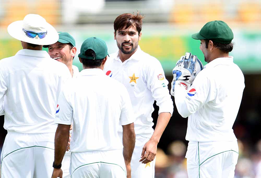 Pakistan bowler Mohammad Amir (2nd right) celebrates the wicket of Australia's Matthew Wade on day 2 of the first Test match between Australia and Pakistan at the Gabba in Brisbane, Friday, Dec. 16, 2016. (AAP Image/Dan Peled) 