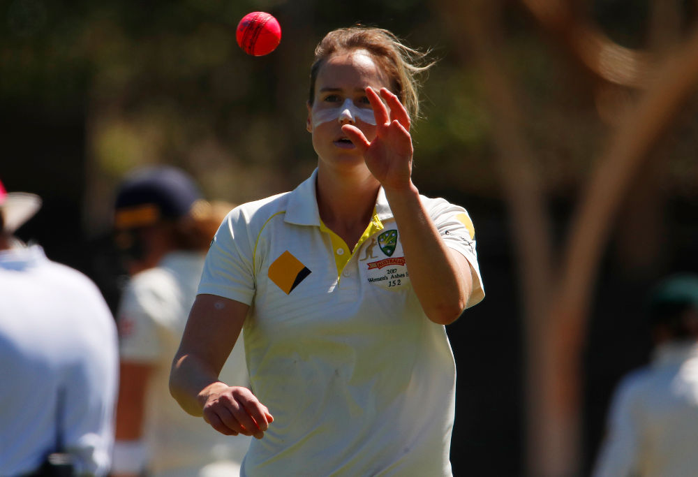 Ellyse Perry bowling