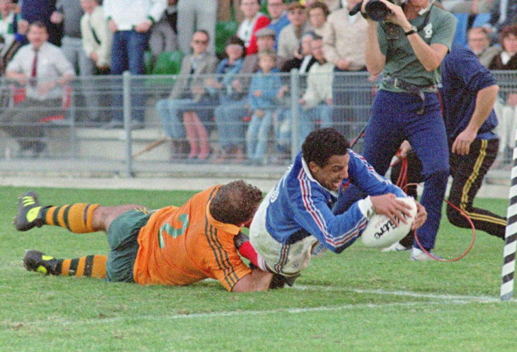 French fullback Serge Blanco dives in to score the winning try as Australian hooker Thomas Lawton tackles him in vain, 13 June 1987 in Sydney, during the overtime period of the Rugby World Cup semifinal match won by France 30-24 against Australia.