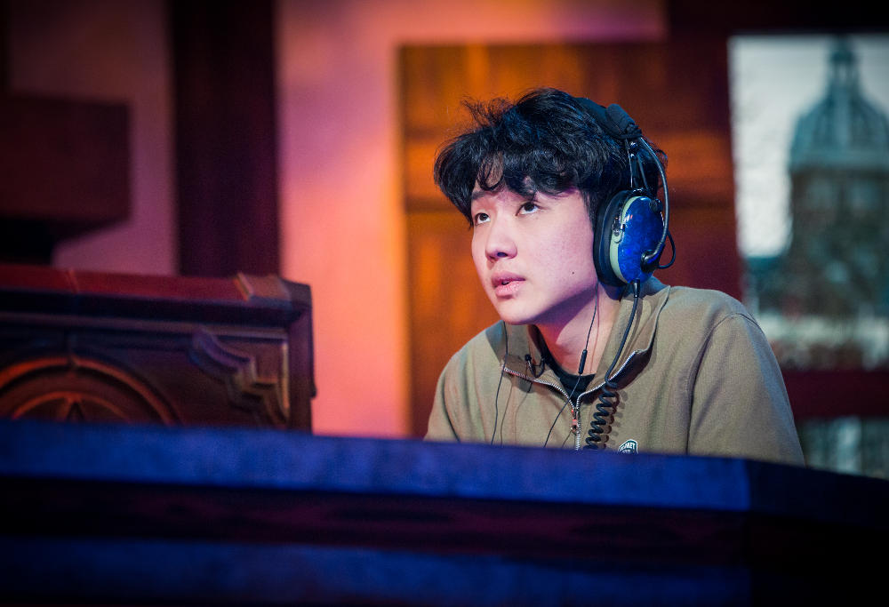 Korean Hearthstone player Kim "Surrender" Jung-soo does his best to keep composed in a tough situation.