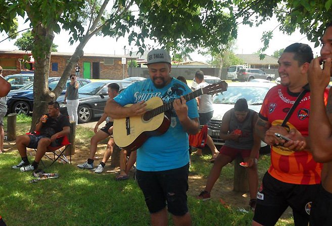 Colombian player on the guitar at the Cabra Nines 