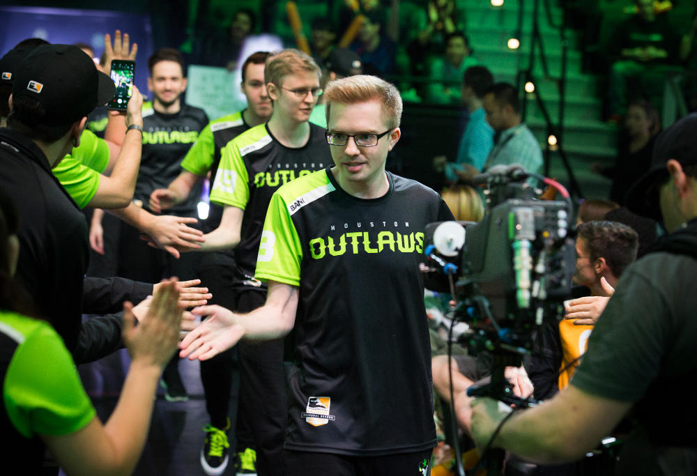 The Houston Outlaws walk onto the Blizzard Arena stage, greeting fans along the way, before an Overwatch League match.